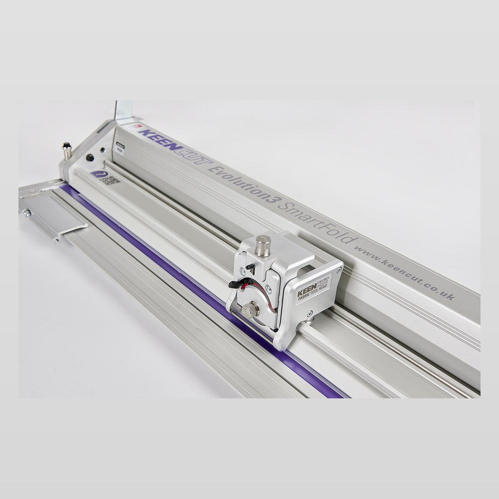 KEENCUT Evolution3 SmartFold met snijkop op de snijstrip, machine over de hele lengte