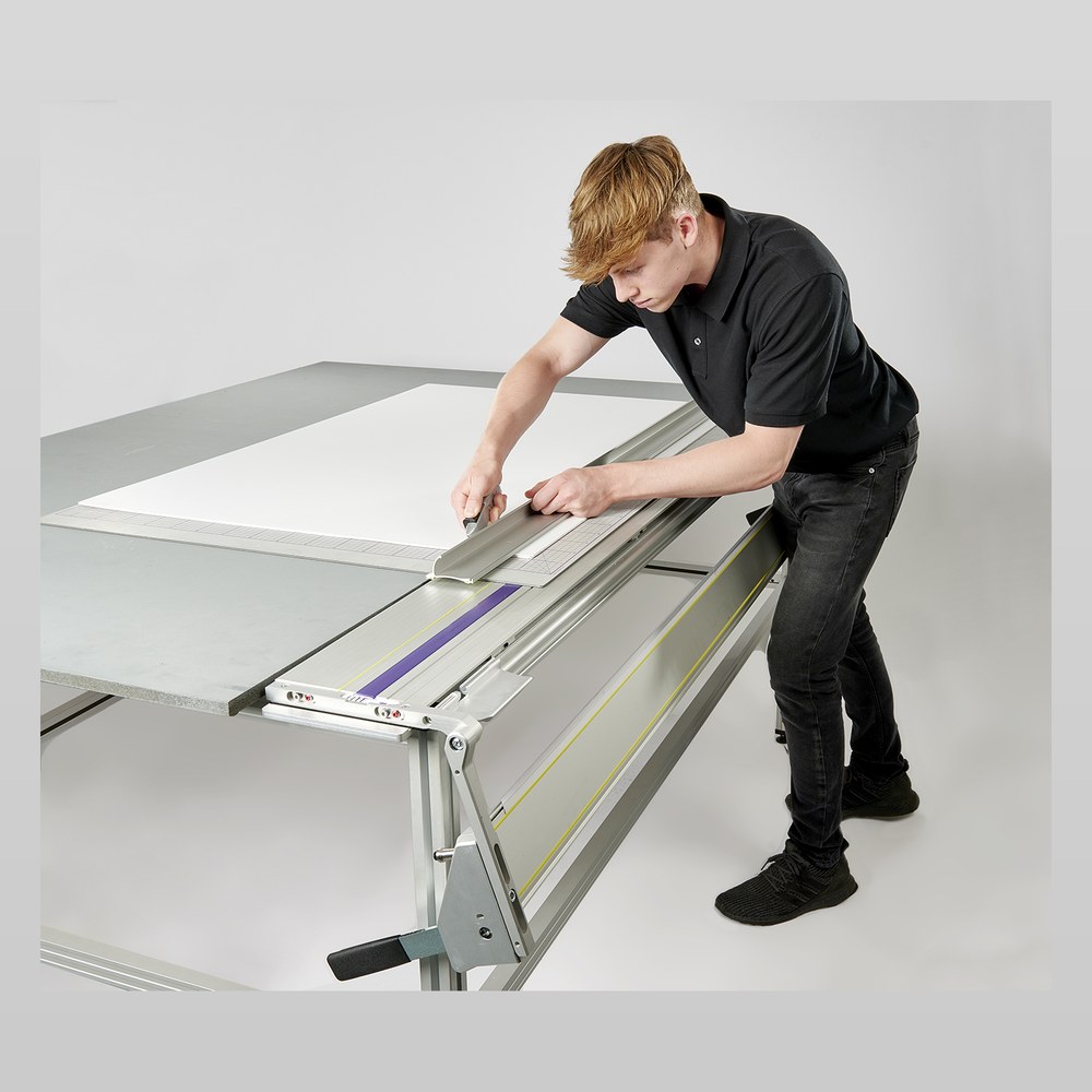 KEENCUT Evolution3 SmartFold opgesteld op werkbank, operator snijdt een plaat op ware grootte