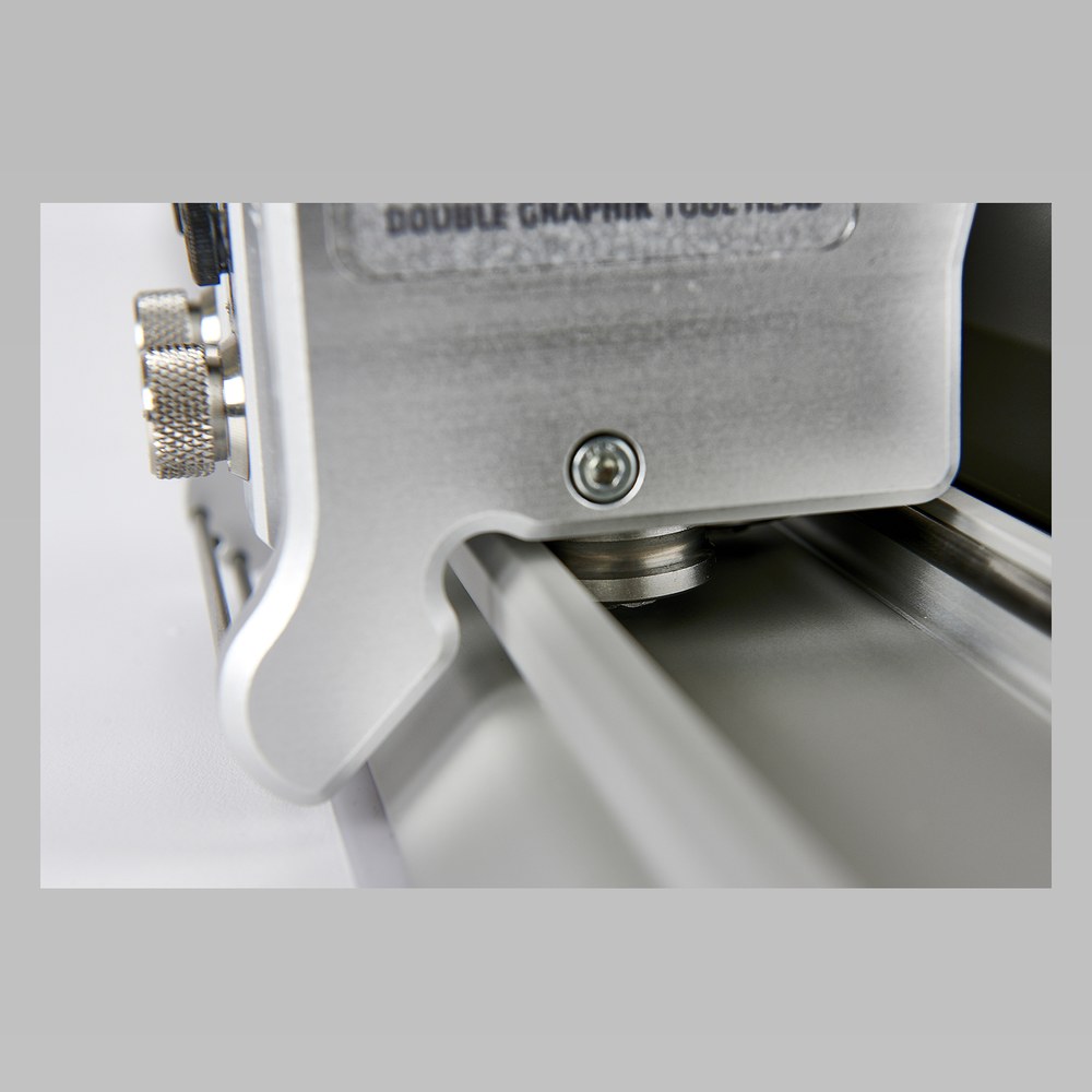 Snijkop met lagers op de rail van de KEENCUT Evolution3 SmartFold, close-up