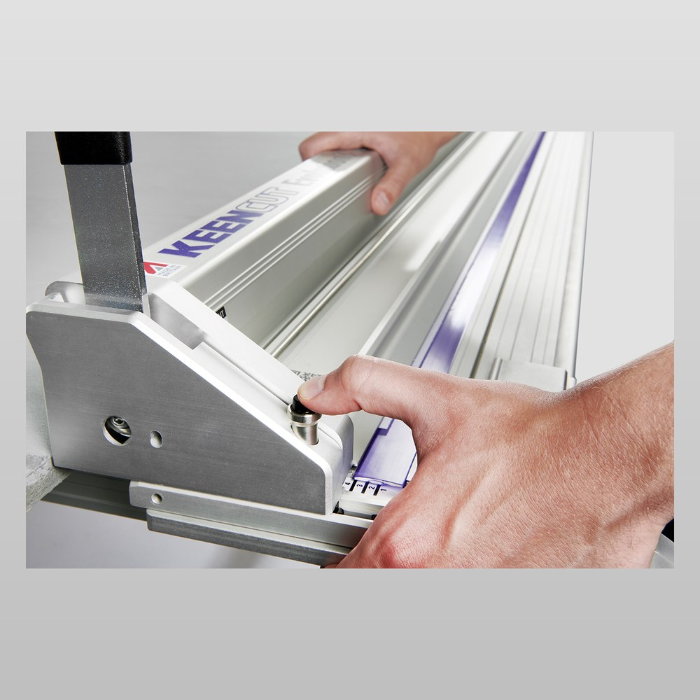 Klembalk van de KEENCUT Evolution3 SmartFold wordt naar de snijstrip bewogen