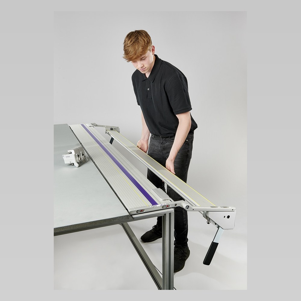 KEENCUT Evolution3 SmartFold wordt opgevouwen, opklapbare steunpoot zichtbaar