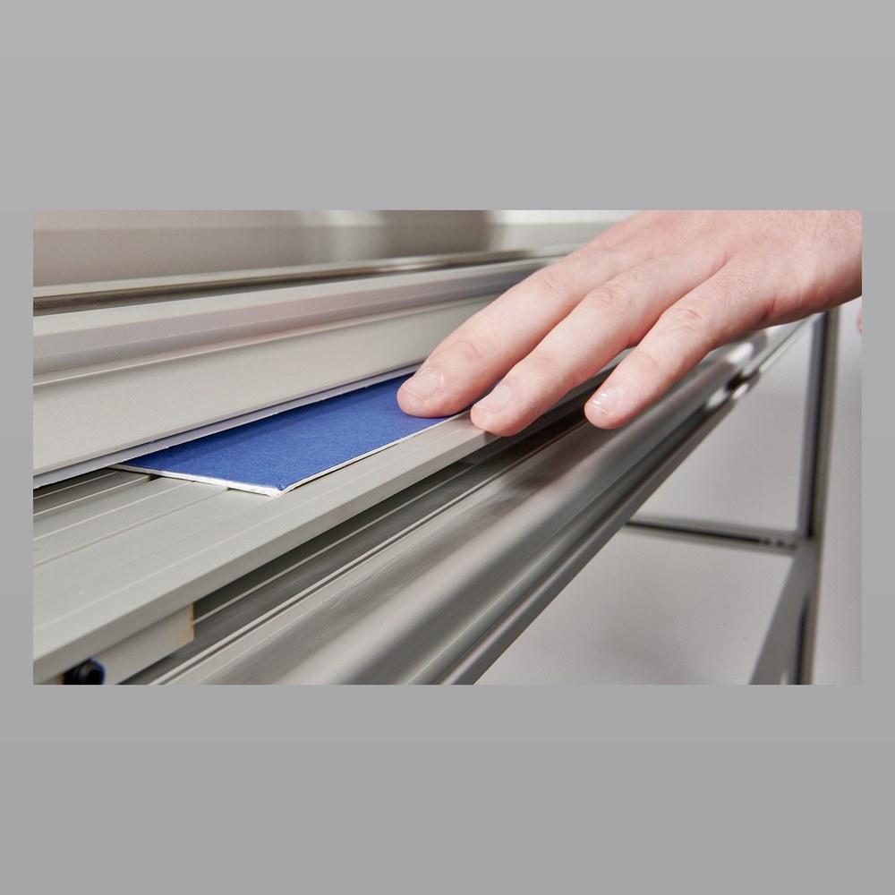 Materiaal wordt uitgelijnd onder de klembalk van de KEENCUT Evolution3 SmartFold
